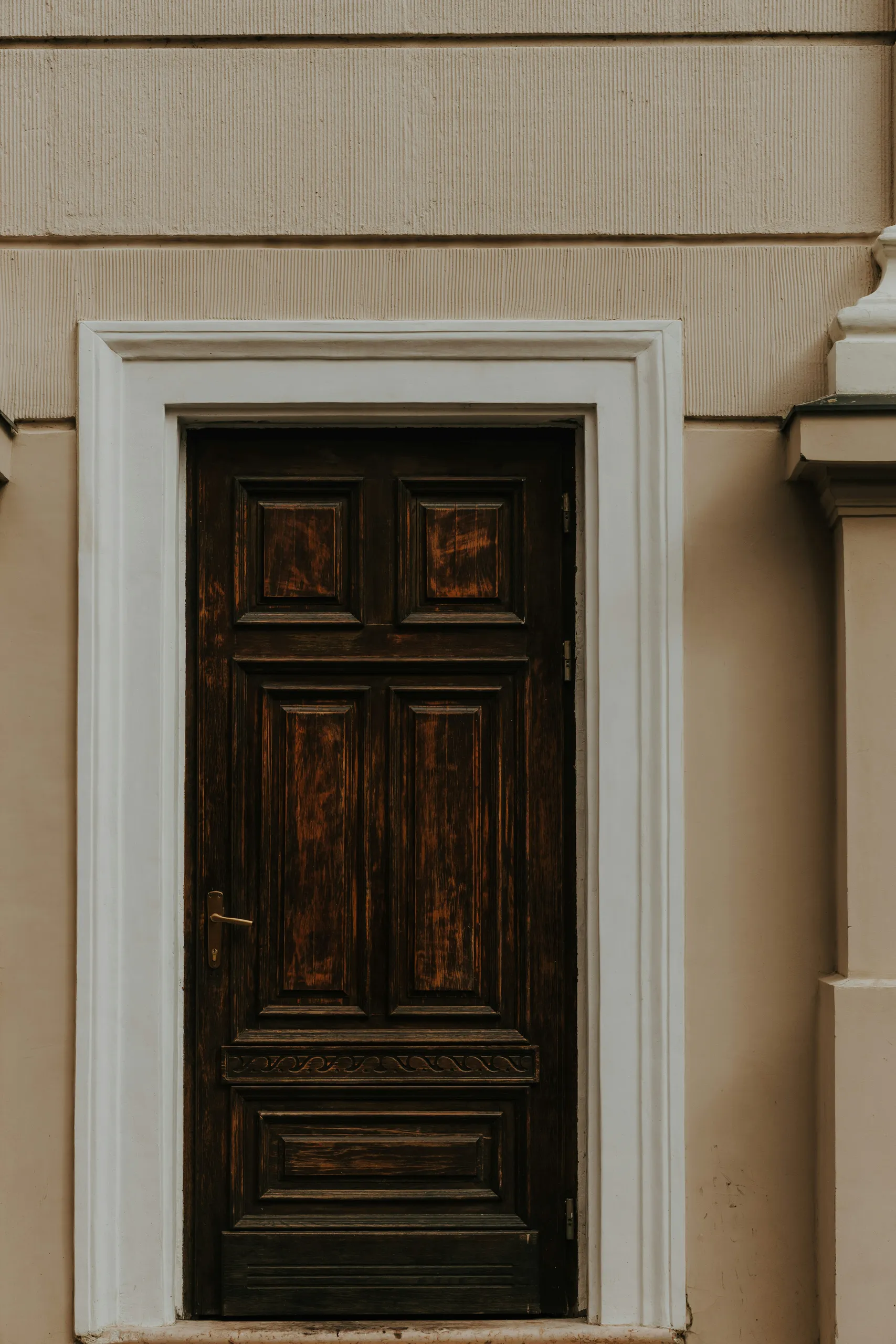 Puerta de roble en un interior elegante