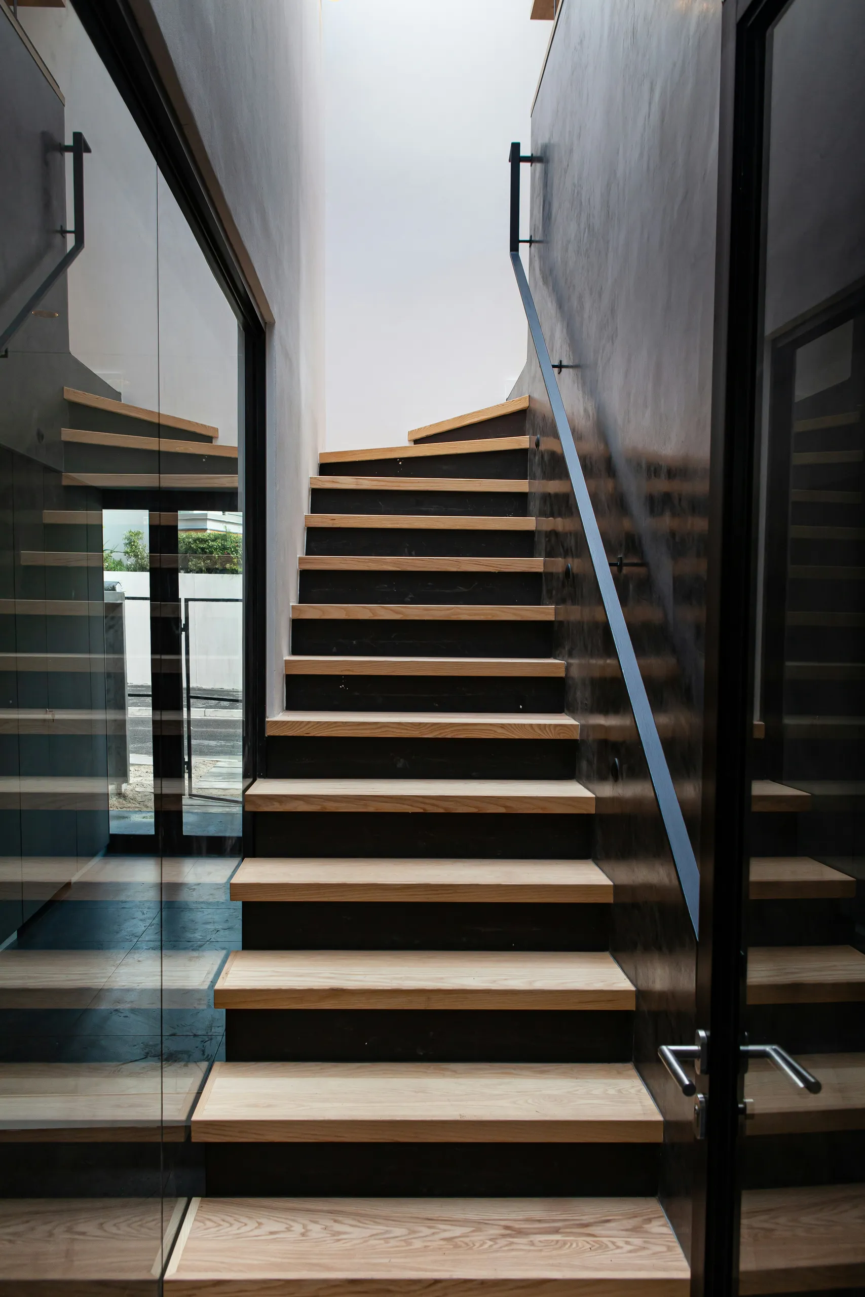 Escalera de roble con barandilla de vidrio